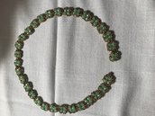 collier a crochet con cristalli verdi