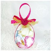 Uovo di Pasqua decorato in tecnica découpage e nastri