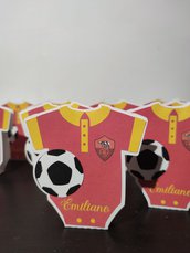 Scatolina segnaposto calcio squadra scatola box scatoline scatole cartoncino battesimo nascita compleanno as Roma as Lazio Inter Milan Juve confetti bigliettino 