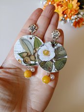 Orecchini pendenti a forma di cerchio con immagine floreale e perle gialle e bianche
