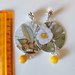 Orecchini pendenti a forma di cerchio con immagine floreale e perle gialle e bianche