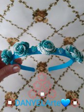 Cerchietto 💙💮Coroncina💮 per capelli, con roselline in filo di cotone 💙 azzurro sfumato.
