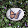 Farfalla monarca dipinta su sasso