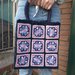 Borsa juta rivestita in cotone all'uncinetto grannysquare color blu e glicine 