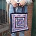 Borsa juta rivestita in cotone all'uncinetto grannysquare color blu e glicine 