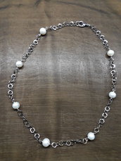 collana in acciaio con perle bianche