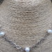 collana in acciaio con perle bianche
