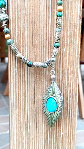 Collana "Navajo" con pendente piuma argentata e pietra Turchese 