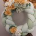 Ghirlanda decorativa in tessuto di cotone con intreccio e fiori in tessuto morbidoso