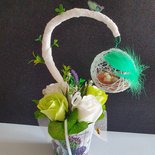Vaso, rose di sapone lime e bianco con ramo e nido di uccello
