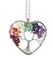 Collana donna con ciondolo pendente wire a forma di cuore e vere pietre dure naturali dai colori dei 7 chakra cristalloterapia