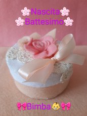 Bomboniera/scatolina 🎀 per bimba, rotonda e rivestita in pannolenci, con roselline e nastrino rosa.
