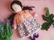 Bambola di pezza "Lia" con set vestiti, imbottita con materiale anallergico