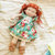 Bambola in stoffa Julie, altezza 30 cm, con set di vestiti a fiori