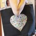 Shopper cotone nera con applique "cuore" con fiori 