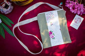 Borsa donna artigianale a tracolla con tessuti naturali tecnica patchwork con stoffe in stile shabbi chic