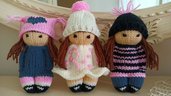 Bamboline Comfort Dolls lavorate ai ferri in lana, da regalare come bomboniera o tenere per compagnia, da appendere alla borsa o solo per giocare 