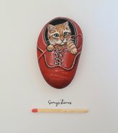 Miniatura di gattino e scarpetta dipinta su sasso