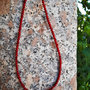 Collana a girocollo regolabile con perline rosse e cristalli