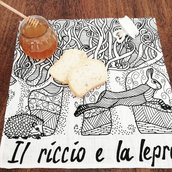 Bandana da tavola illustrata in lino, 32X32 cm, "Il riccio e la lepre"