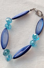 BRACCIALE MAREA- Braccial con perle ovali azzurre.