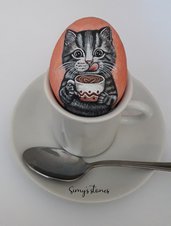 Gattino di sasso che beve un cappuccino