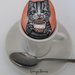 Gattino di sasso che beve un cappuccino