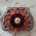Portamonete 👛 granny, con motivo di fiore 🏵 in  rilievo, nelle tonalitá del foglia autunnale 🍁 e del viola 💜 su tessuto di lino tortora 🟫 e con chiusura a pressione.