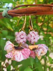 Orecchini uncinetto pendenti con pallina rosa e fiore multicolore 