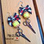 Orecchini sarta - sartoria - idea regalo - con fiocchetto, bottone e rocchetto di cotone - handmade - miniature