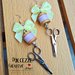 Orecchini sarta - sartoria - idea regalo - con fiocchetto, bottone e rocchetto di cotone - handmade - miniature