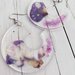 Orecchini pendenti tondi in resina con fiori veri e glitter viola