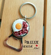 Portachiavi apribottiglia - idea regalo handmade con fake food . bacon e uovo fritto - colazione americana
