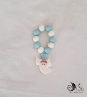 bomboniera comunione rosario con angelo su croce e cuore perlescente bianco e azzurro per bimbo