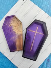 scatolina portagioie a forma di bara viola e oro