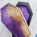 scatolina portagioie a forma di bara viola e oro