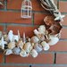 Ghirlanda decorativa di tralci di vite sbiancati, conchiglie, stelle marine, boccioli cuciti a mano, beige, bianco