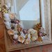 Cornice portafoto in legno chiaro, motivo intaglio bianco, fiori e boccioli cuciti a mano