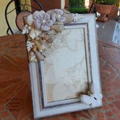 Cornice portafoto in legno chiaro, fiori e boccioli cuciti a mano, bordino bianco