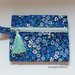Portachiavi / portamonete fantasia fiori azzurri su fondo blu con zip e nappina