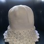 Cappellino in cotone bianco all'uncinetto