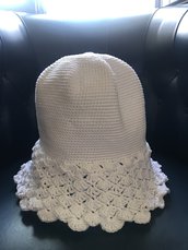 Cappellino in cotone bianco all'uncinetto