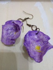 Orecchini fiori viola  in cartapesta liscia