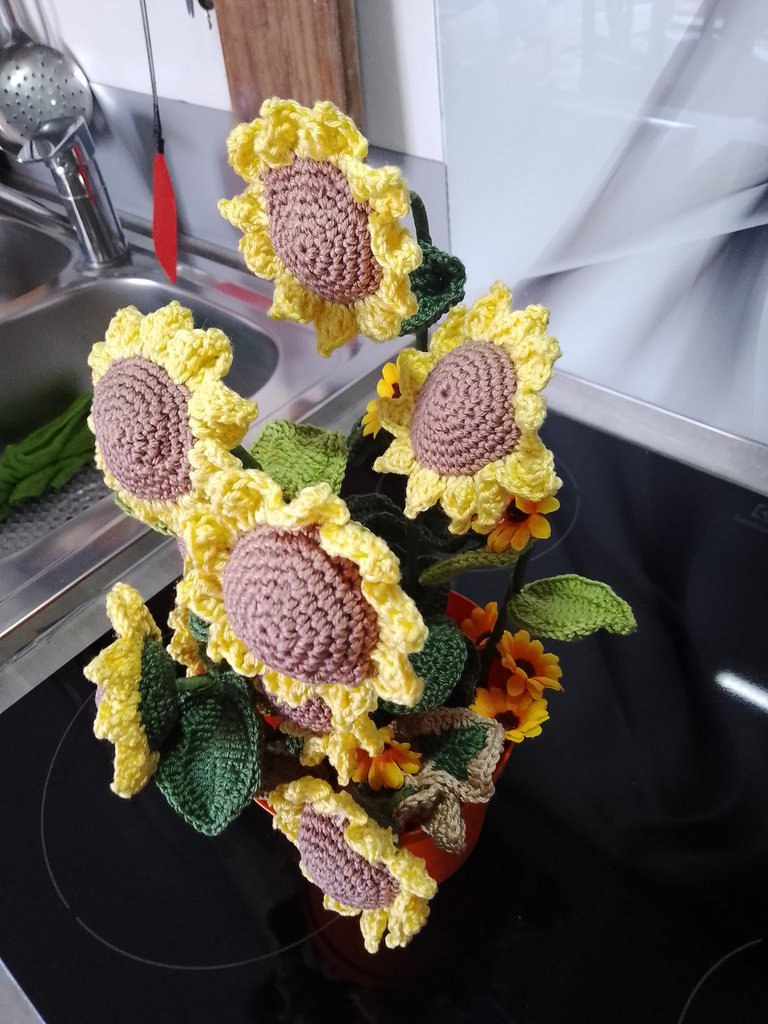 Girasole All'uncinetto Fatto A Mano: Decorazione In Lana Per Scrivania O Casa. Colorato, Duraturo E Senza Bisogno Di Manutenzione.