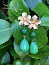 Orecchini pendenti con pietre dure verdi (Agate) e perni a fiore in zama 