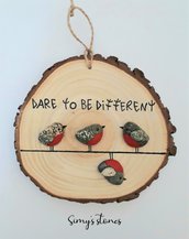 pettirossi di sasso con scritta "Dare to be different"