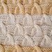 copertina di lana beige e bianca fatta a mano con i ferri,carrozzina  70 x 85 cm