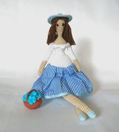 Bambola all'uncinetto in filo di cotone modello Tilda