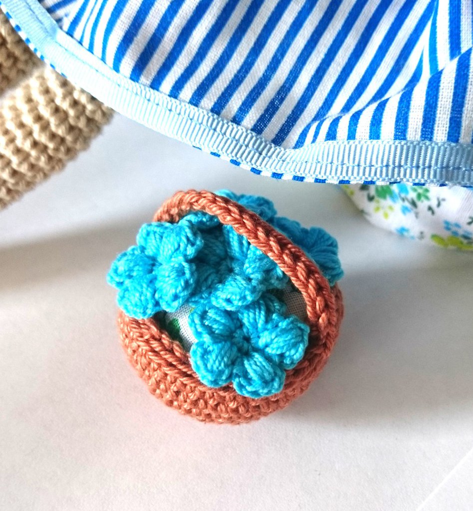 Bambola in Miniatura Fatta a Mano in Bikini Rosso Su Sfondo Bianco