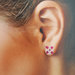 orecchini fucsia, orecchini piccoli a lobo, orecchini con perline, orecchini quadrati, orecchini leggeri, euphoria orecchini